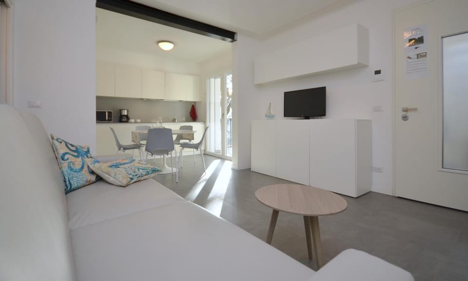 TV and multimedia, Seating area, Dining area