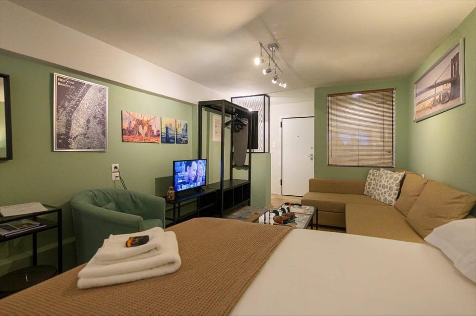 Property building, Bed, Bathroom, TV and multimedia, Coffee/tea facilities, Living room, Photo of the whole room, Decorative detail, Seating area, On site, Guests, Area and facilities, Location, Family, furniture, hair dresser, heating, locker, towels, wardrobe, air conditioner