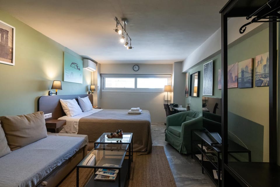Bed, TV and multimedia, Living room, Photo of the whole room, Seating area, Bedroom