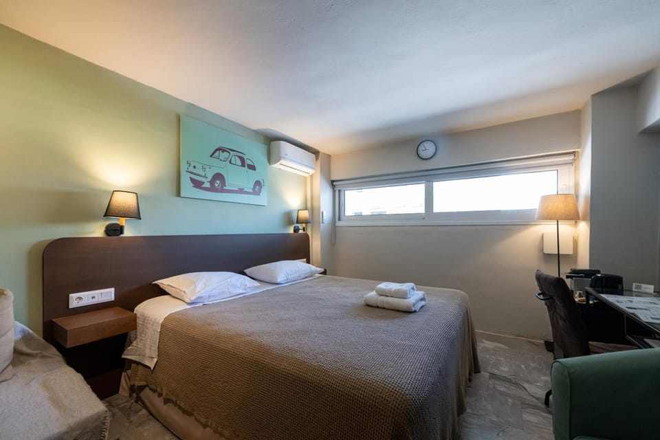 Bed, TV and multimedia, Photo of the whole room, Bedroom, towels