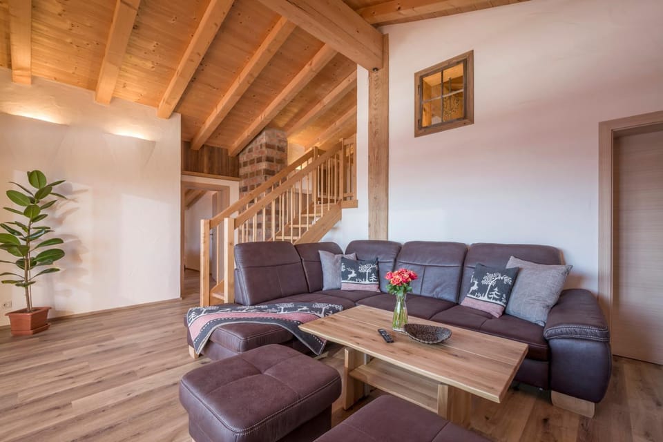 Day, TV and multimedia, Living room, Decorative detail, Seating area, On site