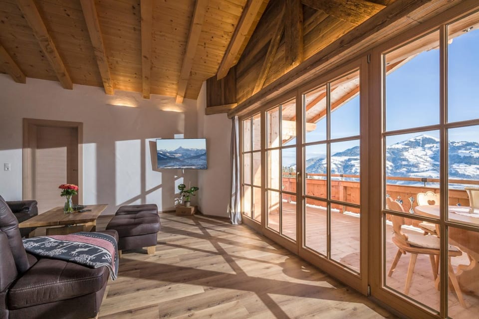 Day, Winter, TV and multimedia, Living room, Seating area, Mountain view, Mountain view