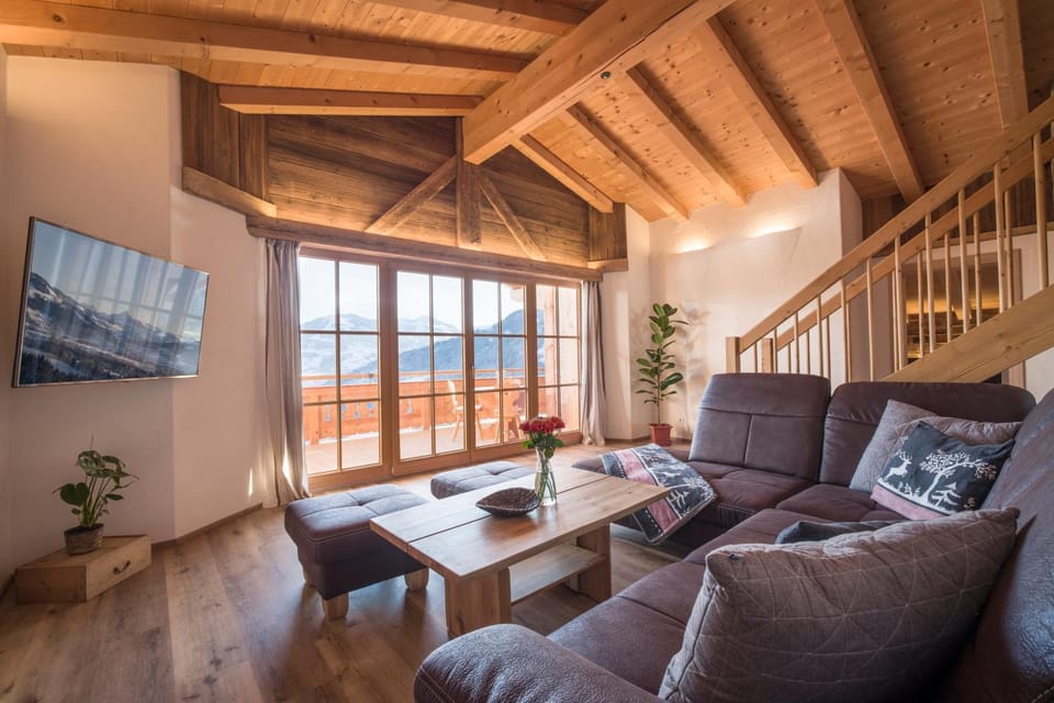 Day, TV and multimedia, Living room, Decorative detail, Decorative detail, Seating area, Mountain view