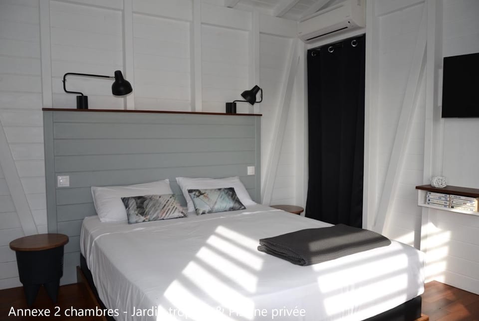 Bed, TV and multimedia, Bedroom