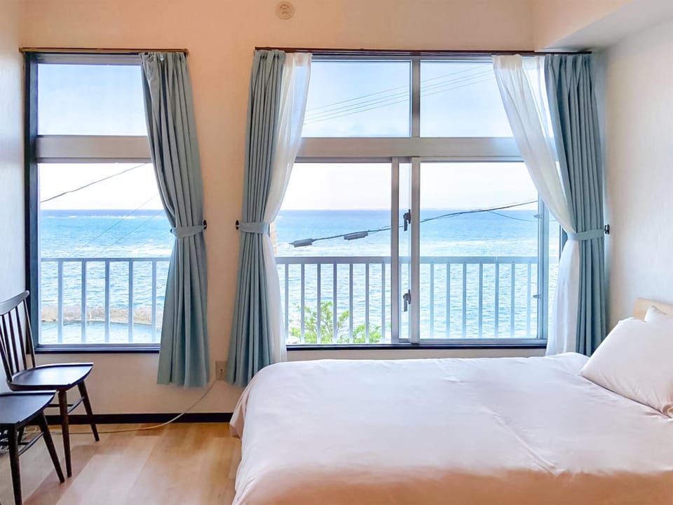 Photo of the whole room, Sea view