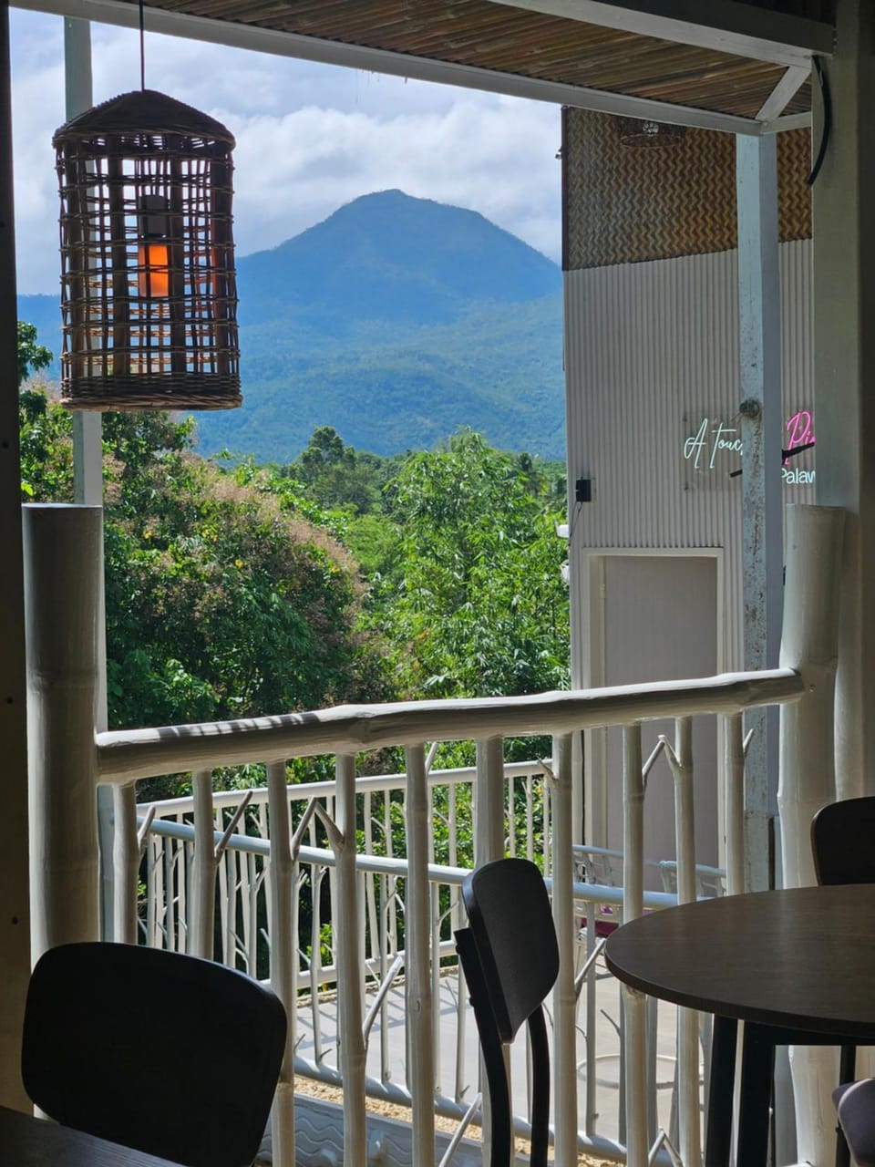 A Touch of Pink - Secret Tropical Eco Retreat with Pool & Mountain Views - Underground River, Fireflies & Waterfalls Apartment in Puerto Princesa