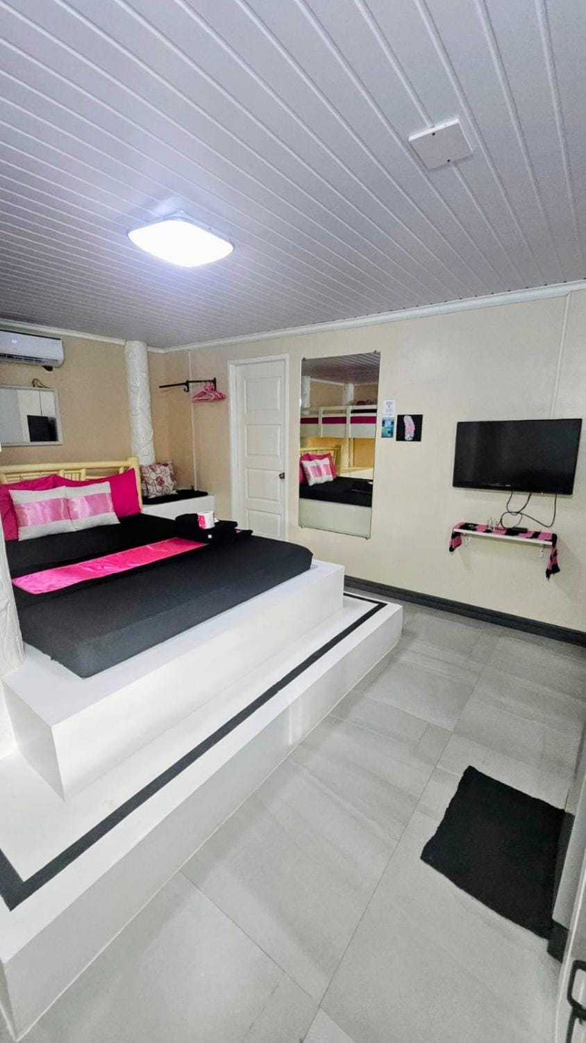 A Touch of Pink - Secret Tropical Eco Retreat with Pool & Mountain Views - Underground River, Fireflies & Waterfalls Apartment in Puerto Princesa