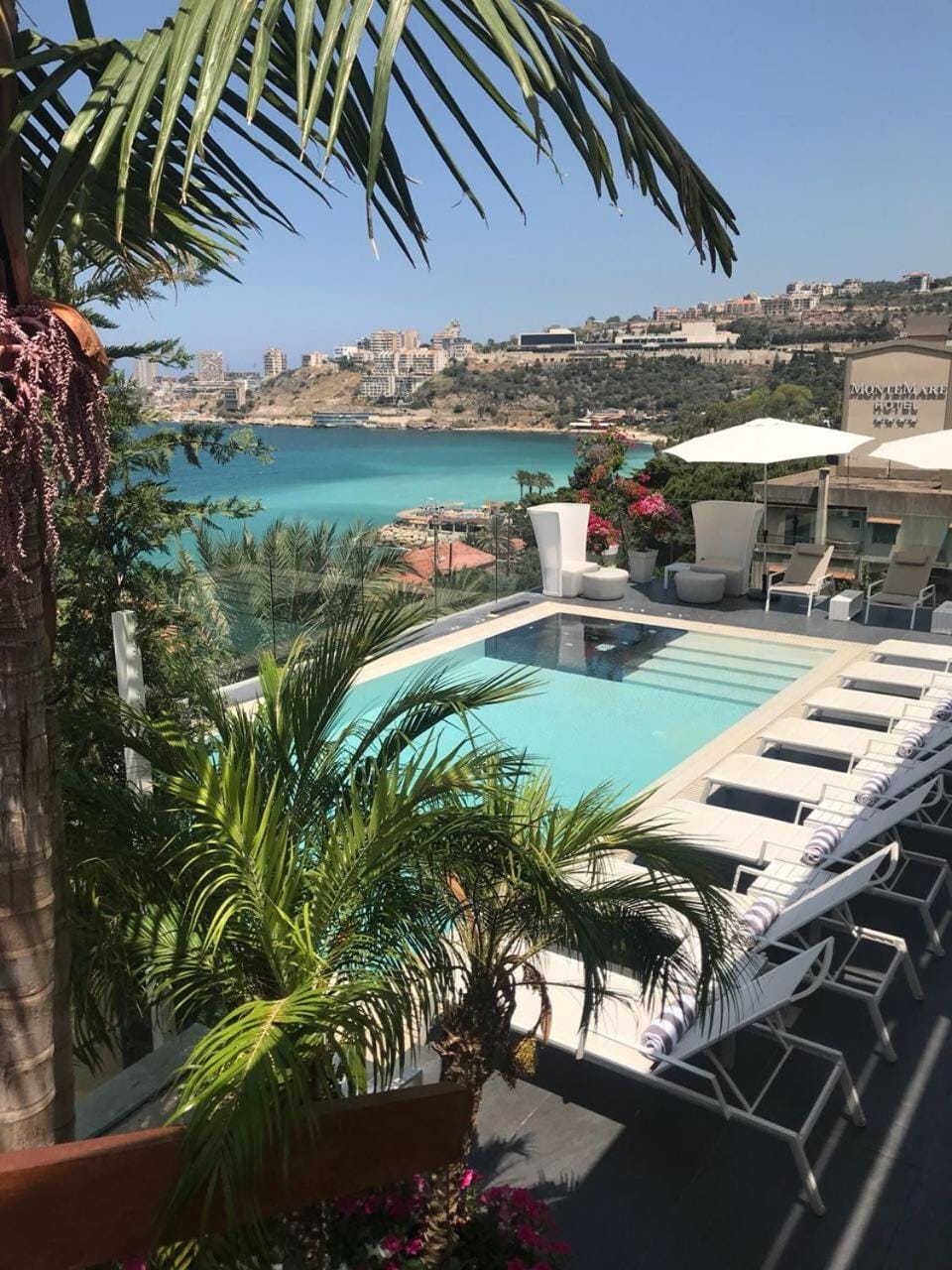 Restaurant/places to eat, Decorative detail, Pool view, Sea view, Swimming pool, Lunch, Alcoholic drinks
