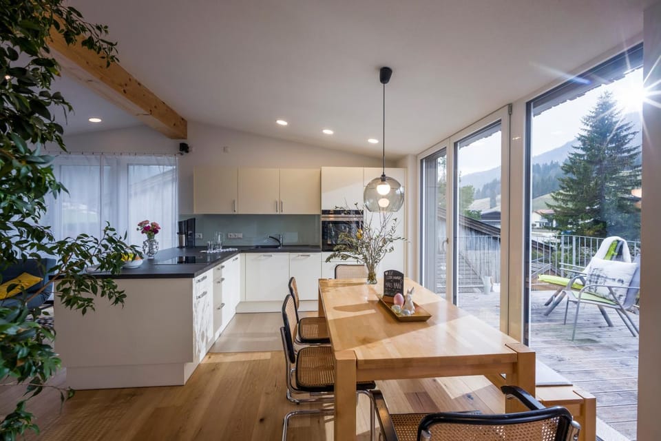 Kitchen or kitchenette, Dining area