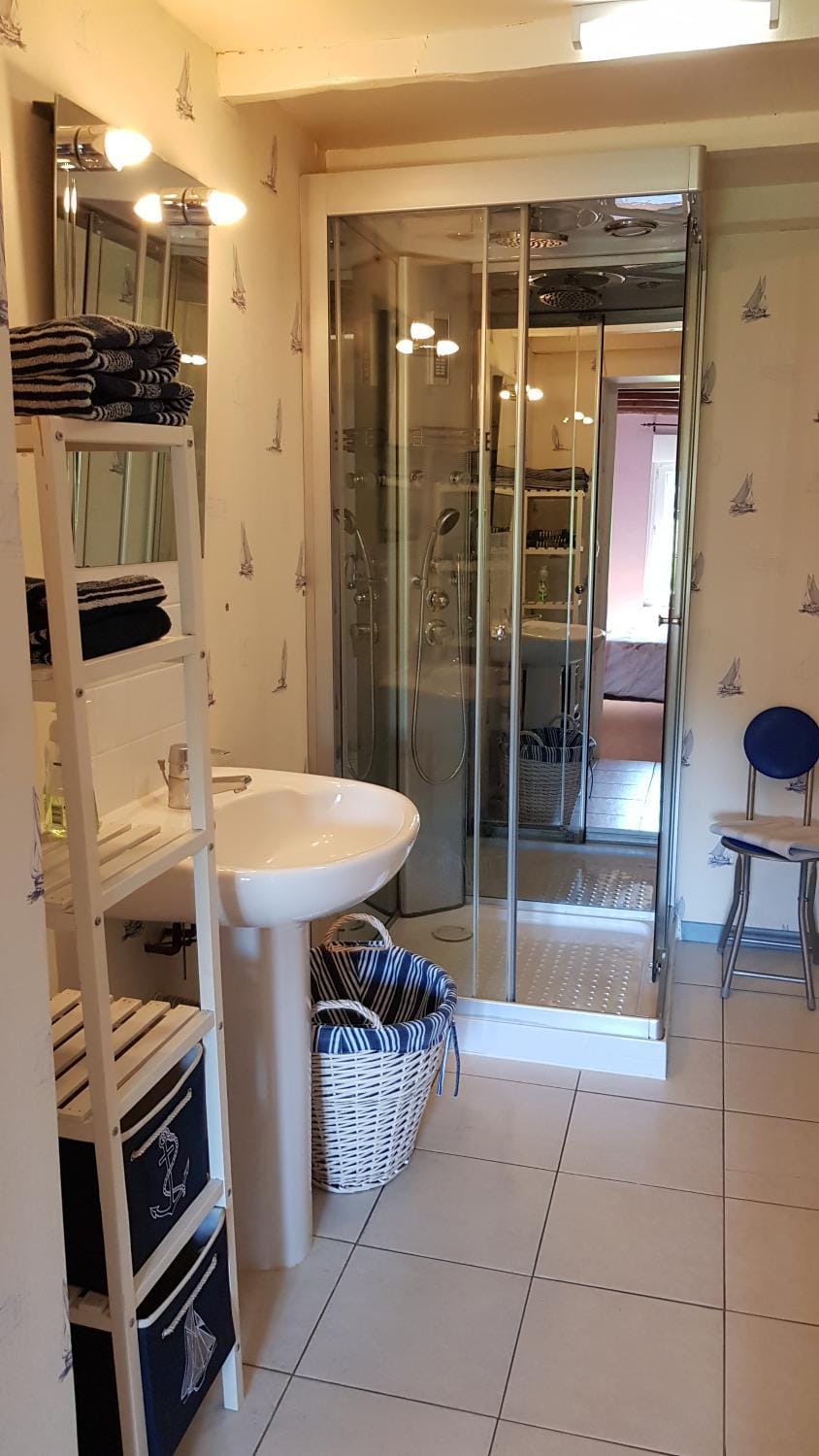 Shower, Toilet