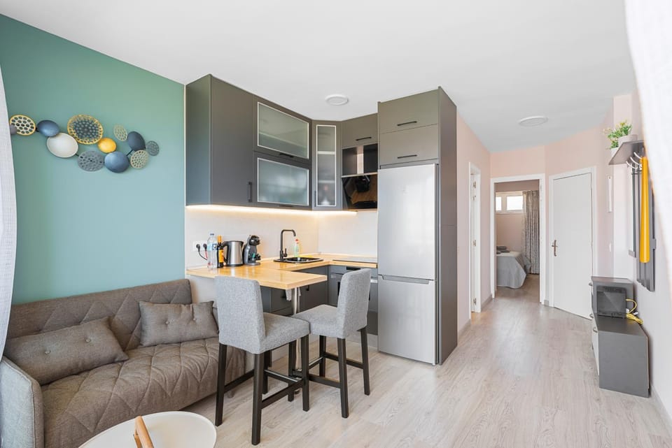 Coffee/tea facilities, Kitchen or kitchenette, Living room, Dining area, stove