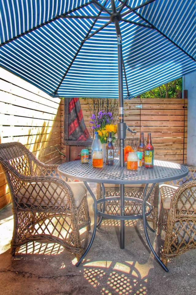 Downtown Urban Flat - close to SMART Station Apartment in Santa Rosa