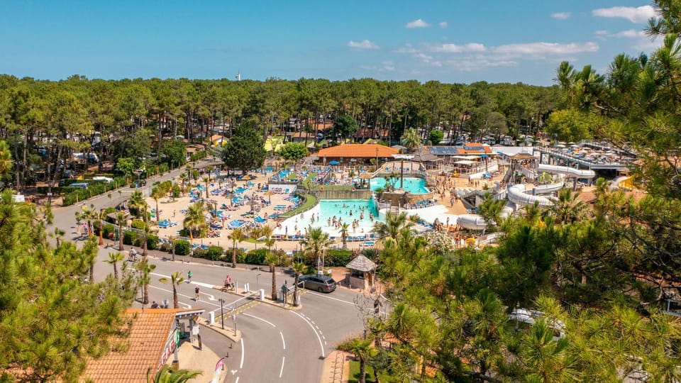 Property building, Restaurant/places to eat, Day, Neighbourhood, Natural landscape, Bird's eye view, Aqua park, Pool view, Area and facilities, Area and facilities, Area and facilities, Supermarket/grocery shop, Swimming pool, Location, Parking