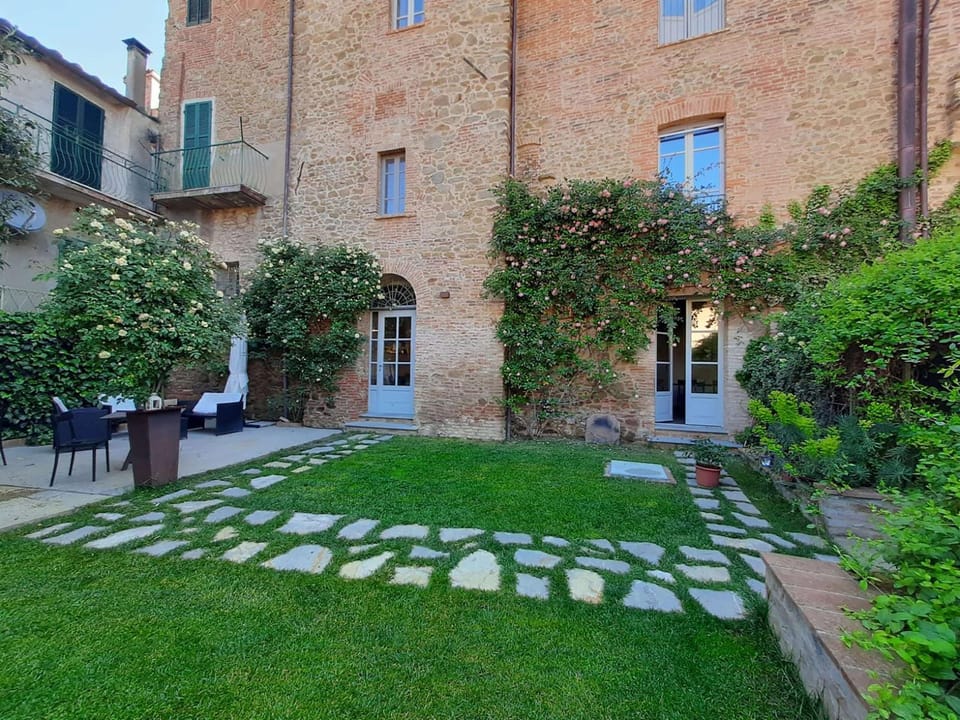 Property building, Patio, Day, Garden, Garden view