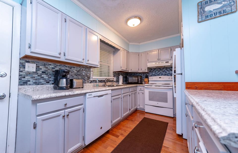 Landing Pad - Kill Devil Hills, Oceanside, 350 Yards to Beach, Flex Stays, 4 BR House in Kill Devil Hills