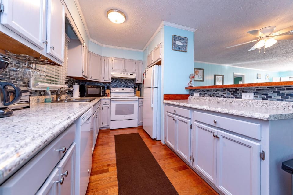 Landing Pad - Kill Devil Hills, Oceanside, 350 Yards to Beach, Flex Stays, 4 BR House in Kill Devil Hills