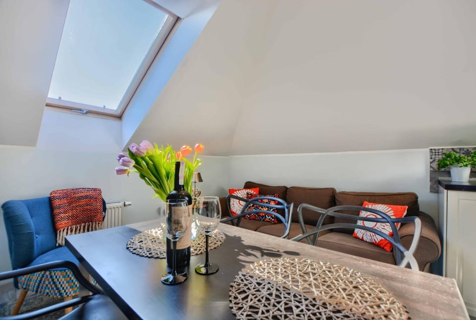 Living room, Seating area, Drinks