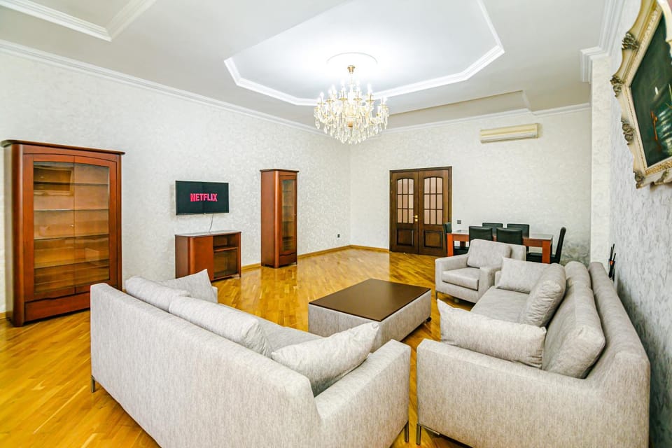 TV and multimedia, Living room, Seating area, air conditioner