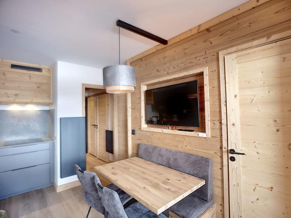 Superbe 2 pièces rénové 4 pers, ski aux pieds, balcon vue pistes - FR-1-178-309 Apartment in Les Allues