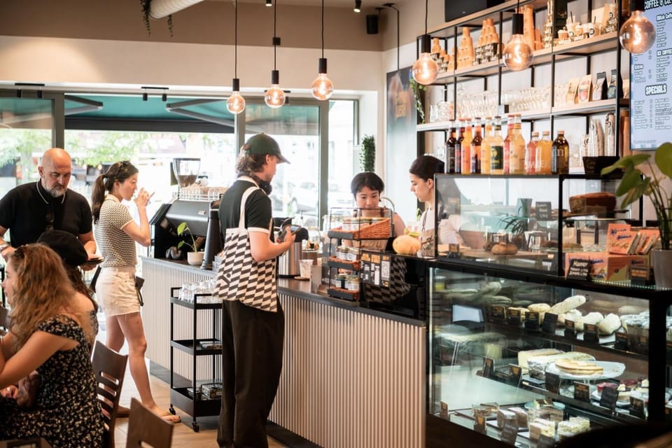 Restaurant/places to eat, Food and drinks, Food, Buffet breakfast, Drinks, group of guests