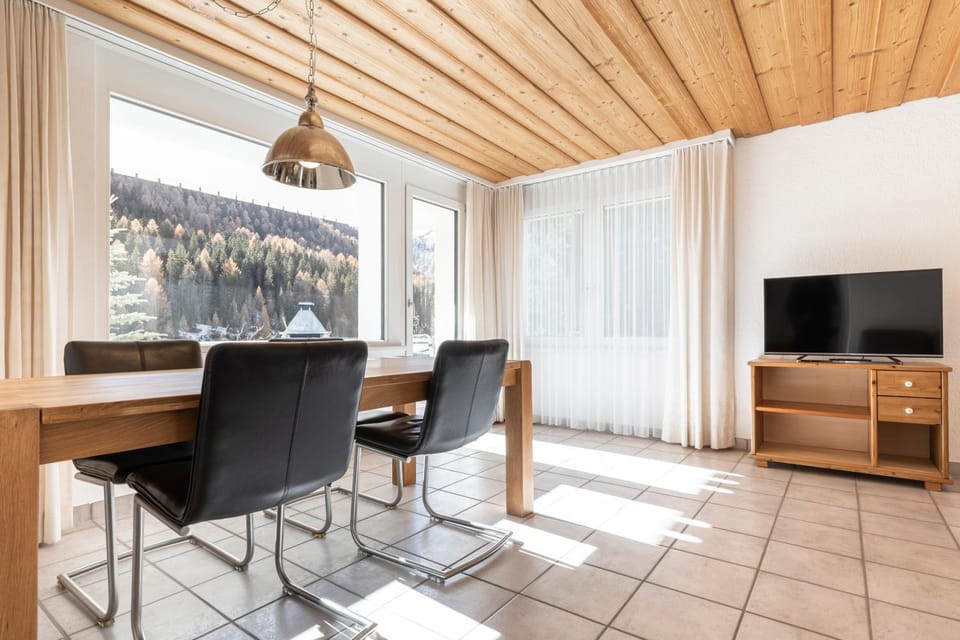 TV and multimedia, View (from property/room), Dining area