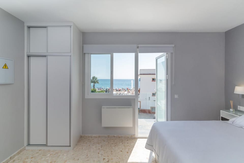 Photo of the whole room, Sea view