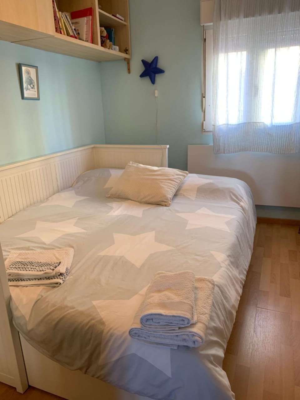Bed, Photo of the whole room, Bedroom, towels