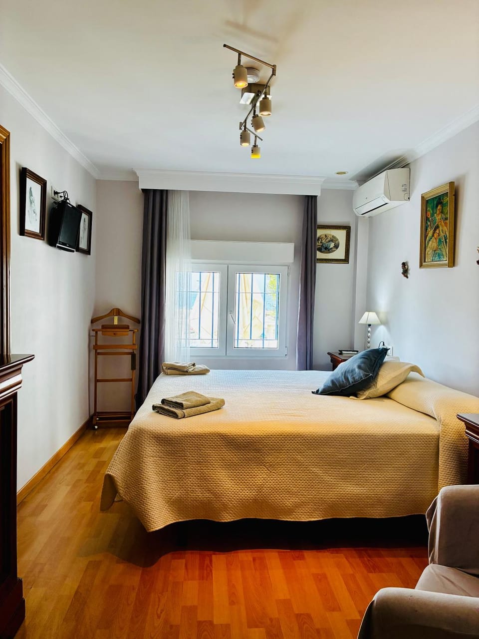 Bed, TV and multimedia, Bedroom, air conditioner