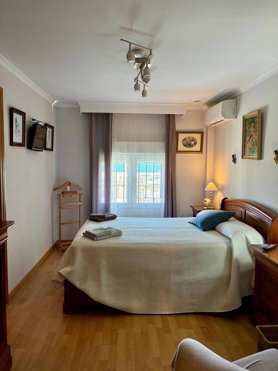 Bed, TV and multimedia, View (from property/room), Bedroom, Landmark view, Sea view, air conditioner