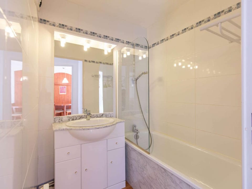 Appartement T2 pour 4 pers. avec terrasse, piscine couverte et salle de fitness, proche des pistes - FR-1-404-199 Apartment in Aragon