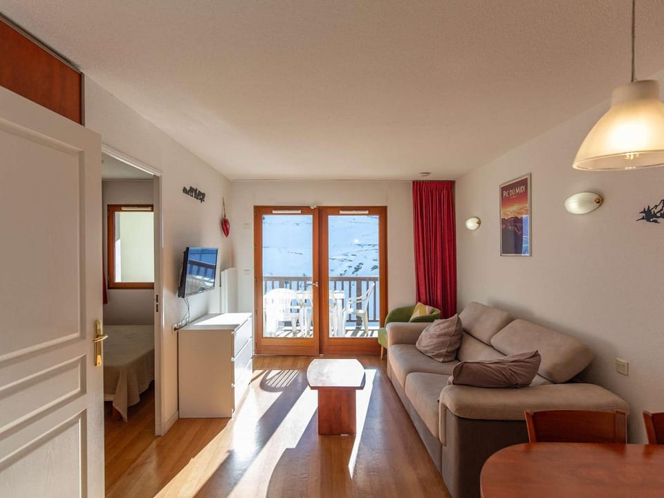 Appartement T2 pour 4 pers. avec terrasse, piscine couverte et salle de fitness, proche des pistes - FR-1-404-199 Apartment in Aragon