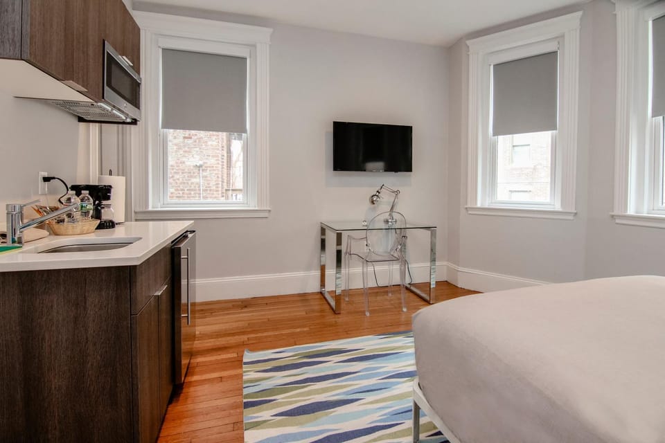 Bed, TV and multimedia, View (from property/room), Kitchen or kitchenette, Bedroom
