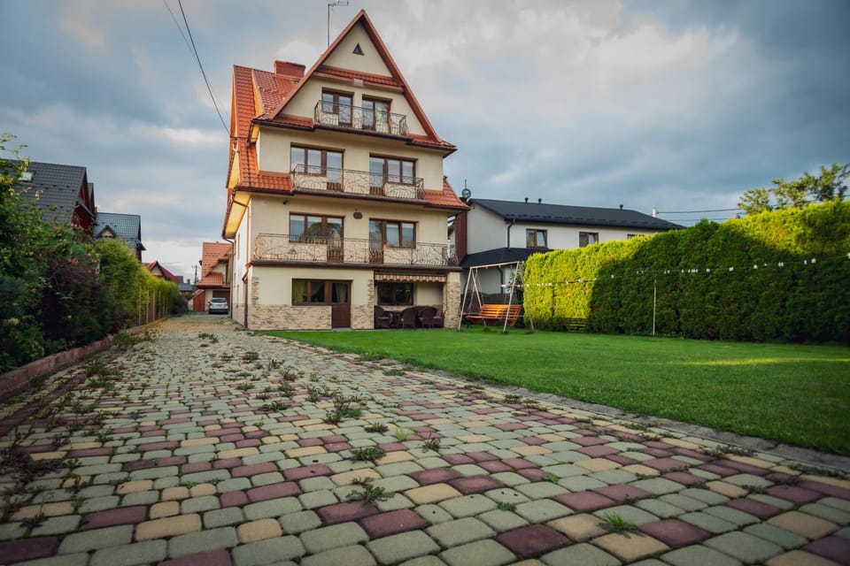 Property building, Day, Neighbourhood, Natural landscape, Garden, Garden view, Location