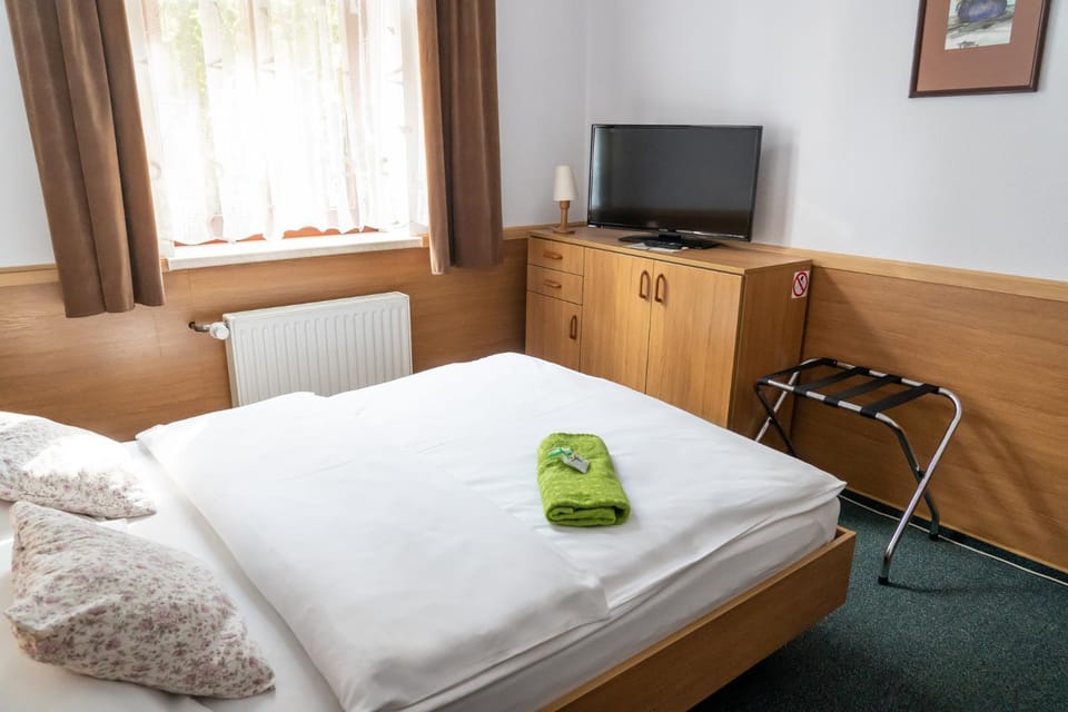 Bed, TV and multimedia, View (from property/room), Photo of the whole room, Bedroom, Landmark view