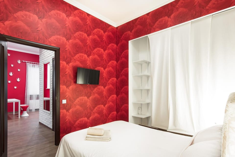 Bed, TV and multimedia, Decorative detail, Bedroom