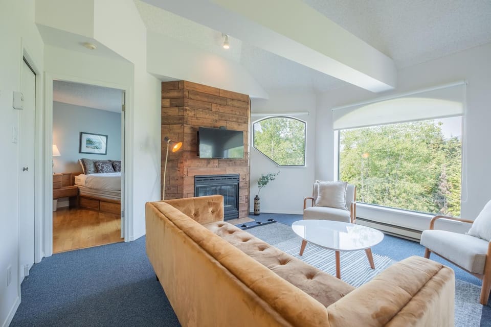 TV and multimedia, Living room, Seating area, flat iron