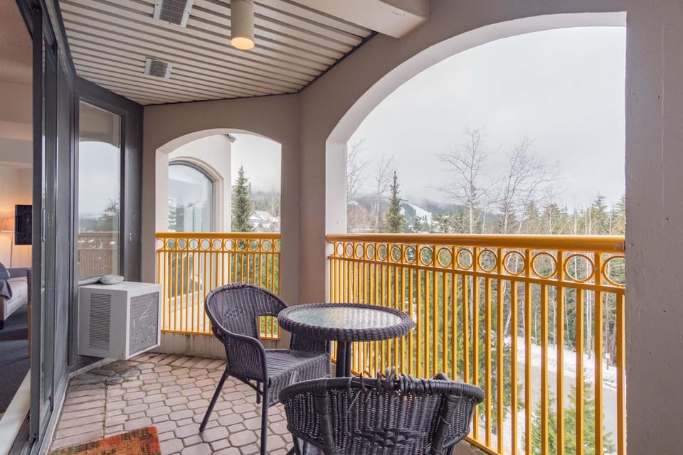Patio, Mountain view