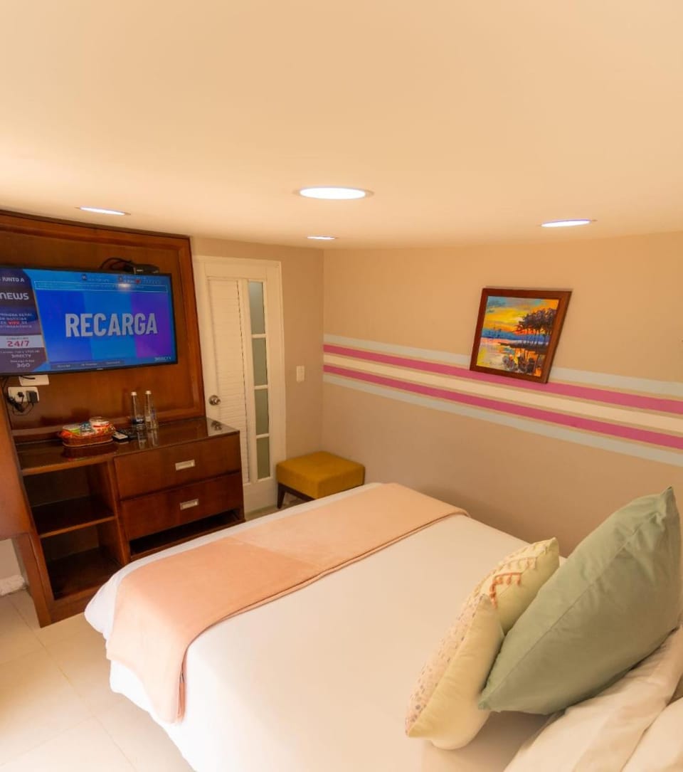 Bed, TV and multimedia, Photo of the whole room, Bedroom