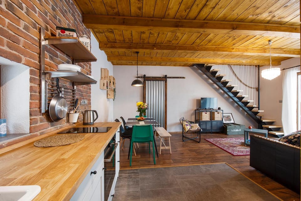 Nightclub / DJ, Kitchen or kitchenette, Living room, Dining area