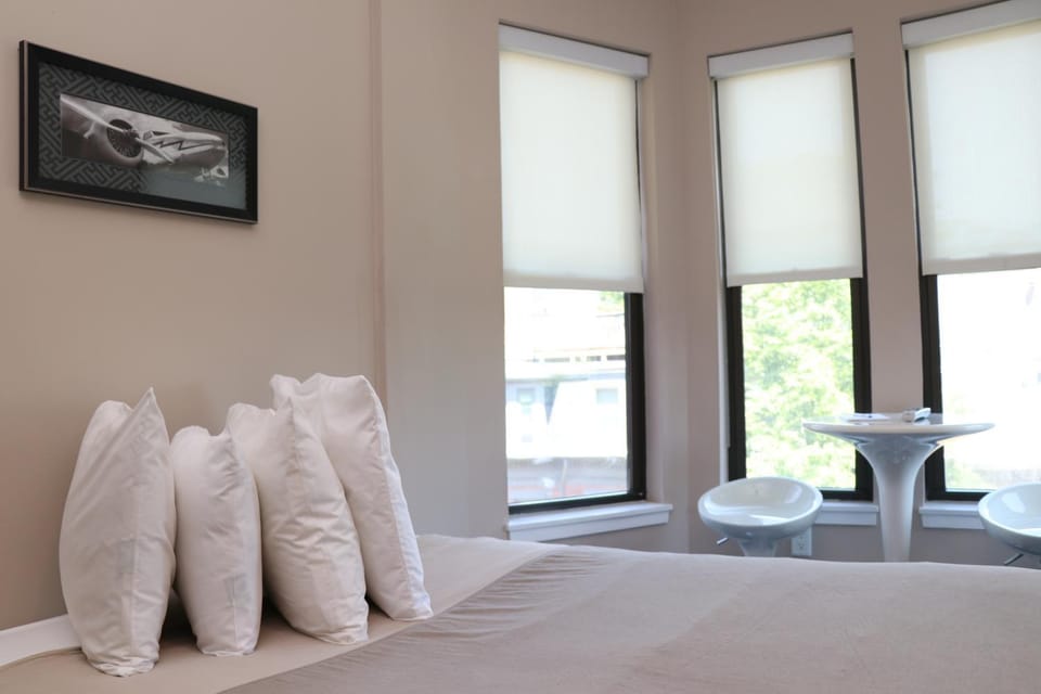 Bed, Seating area, City view