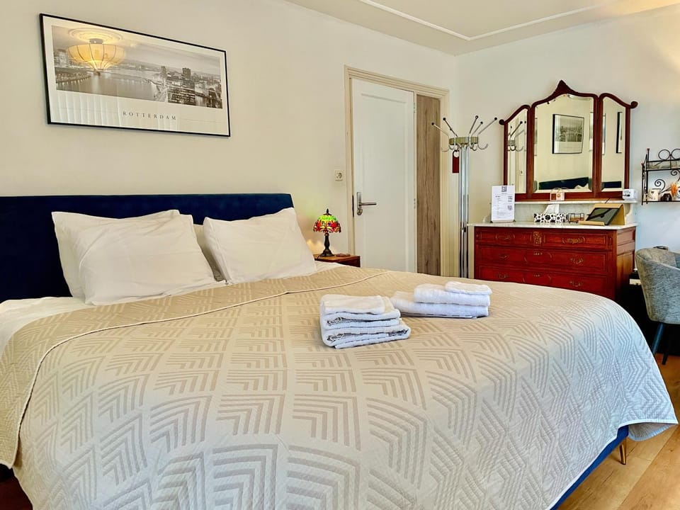 Bed, Bedroom, towels