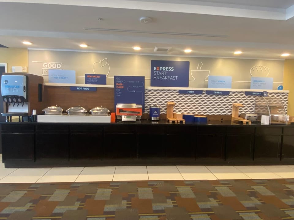 Holiday Inn Express and Suites Detroit North-Troy by IHG Hotel in Royal Oak