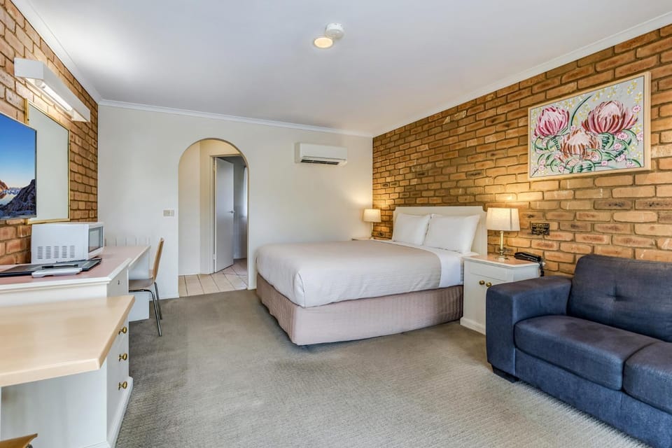 Bed, Photo of the whole room, Seating area, air conditioner