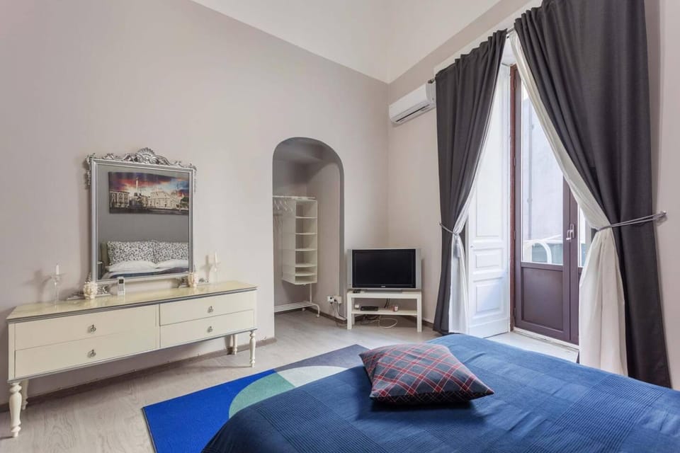 Bed, TV and multimedia, Photo of the whole room, Bedroom, hair dresser