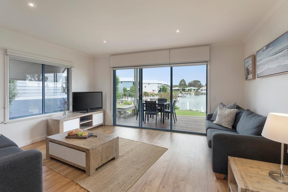 TV and multimedia, View (from property/room), Balcony/Terrace, Living room, Seating area, Evening entertainment