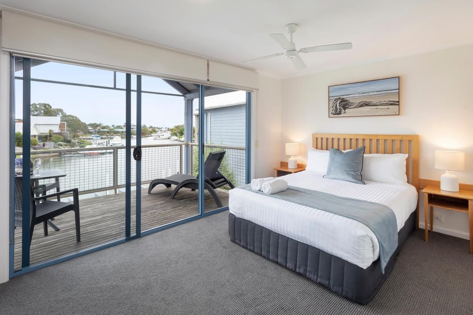 Bed, Balcony/Terrace, Bedroom, Lake view