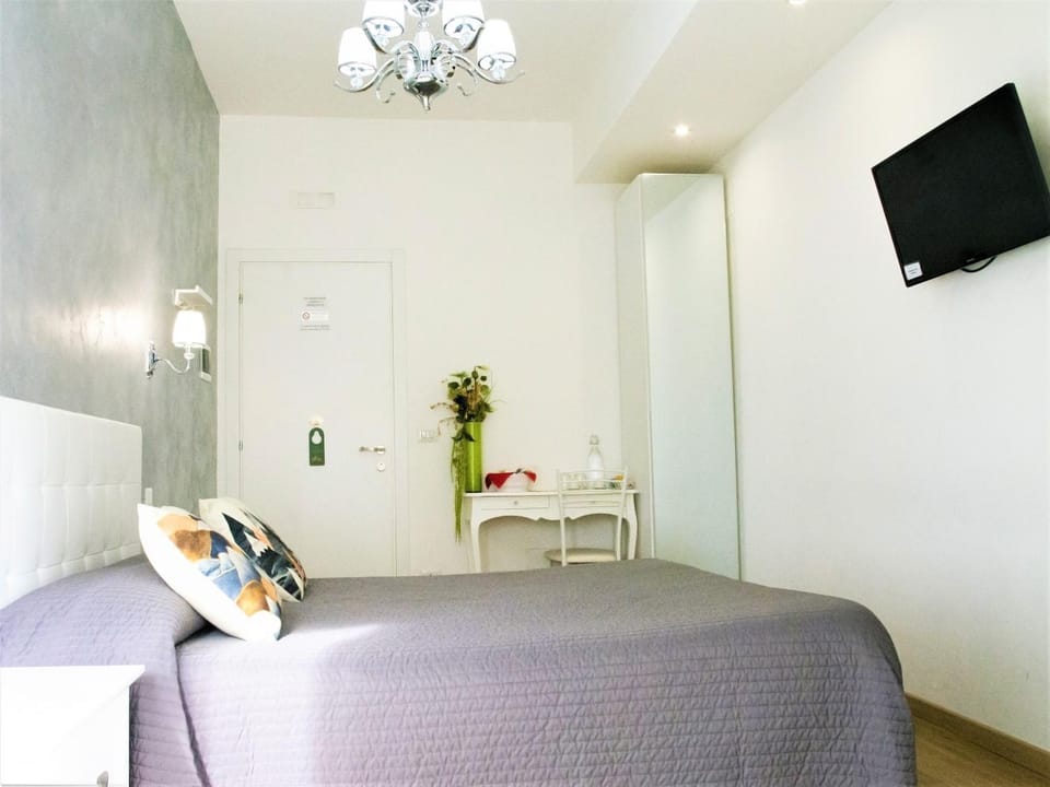 Bed, TV and multimedia, Photo of the whole room, wardrobe