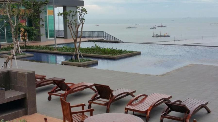 4 Bed Condo Sleeping by The Sea Apartment in Jakarta