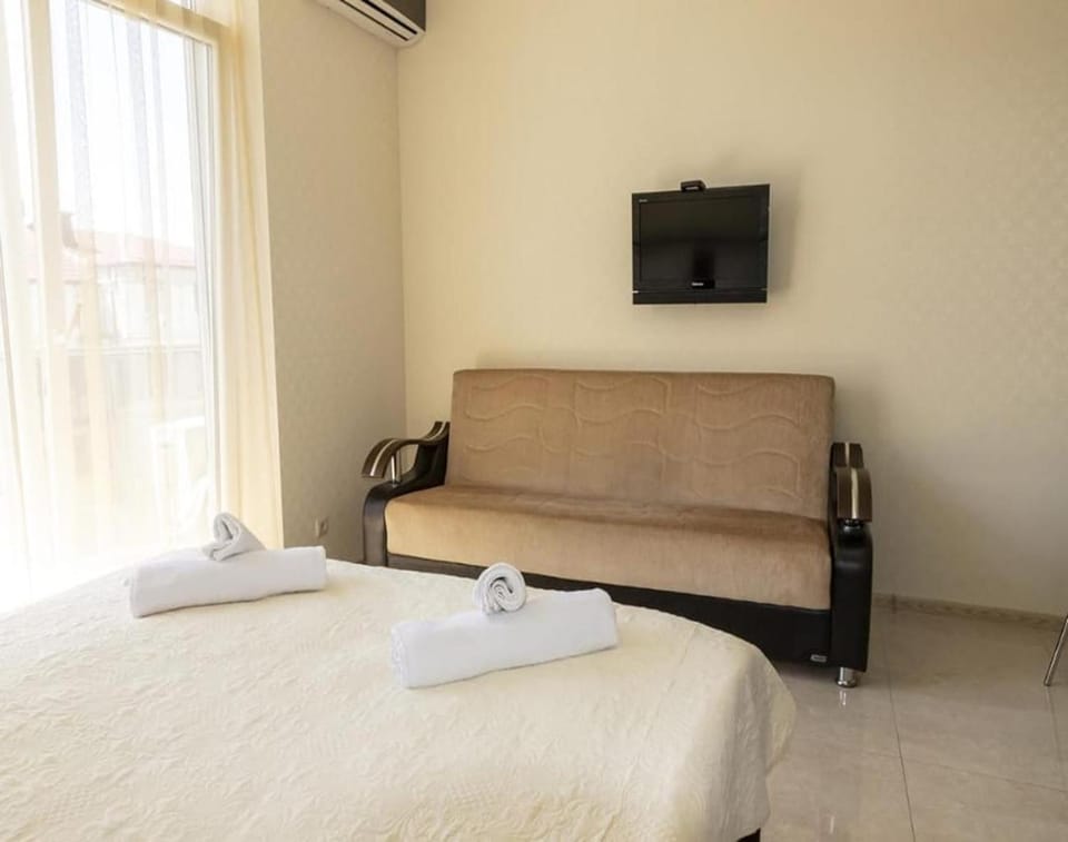 Bed, TV and multimedia, Bedroom