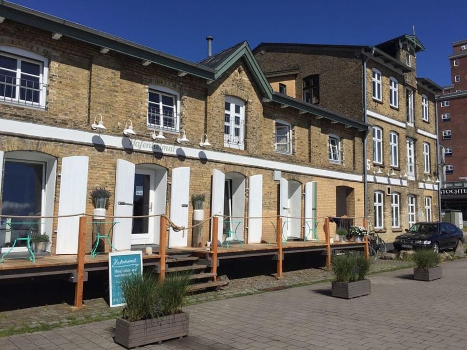 Property building, Day
